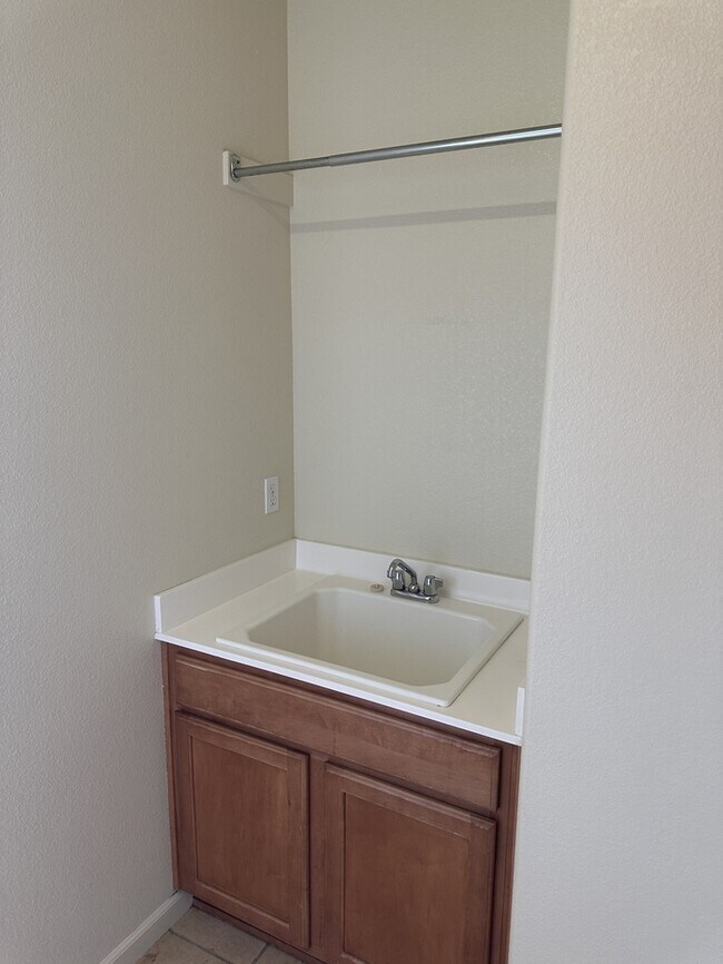 Building Photo - Lathrop 5 Bedroom 3 Bathroom Home