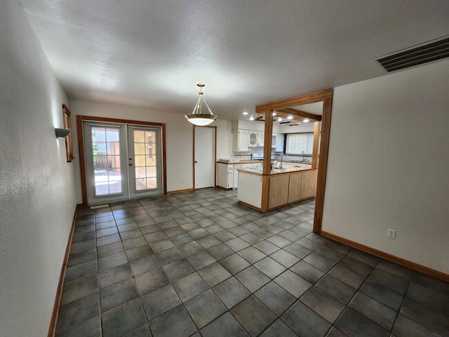 Building Photo - Walk to the River! 3 bed, 2 bath on Quiet ...