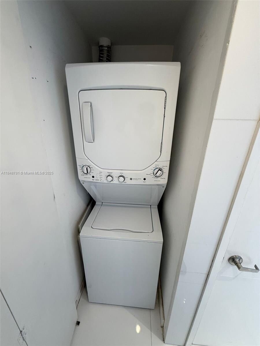 Building Photo - 485 Brickell Ave