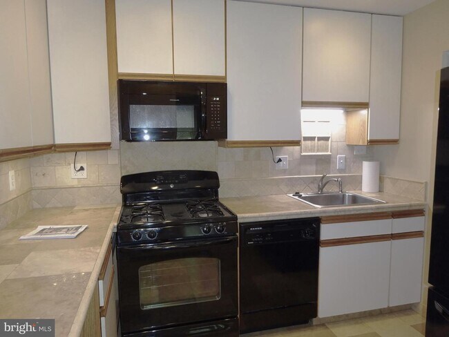 Building Photo - 5801 Cove Landing Rd