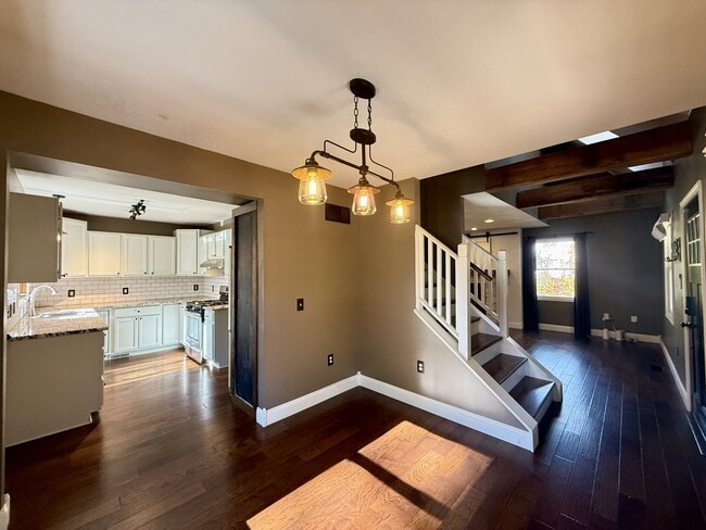 Building Photo - 718 Indianola Ave