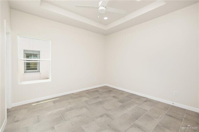 Building Photo - 13 E Iris Ave