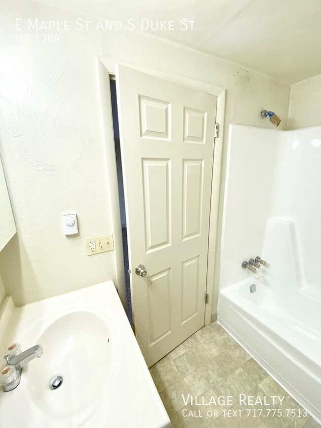 Building Photo - 451 E Maple St