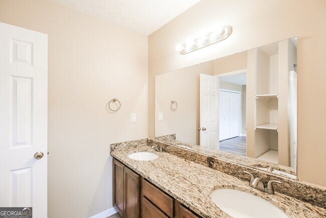 Building Photo - 1660 Riverchase Cir NE