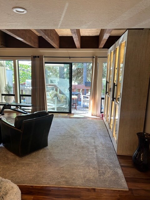 Building Photo - 120 Country Club Dr