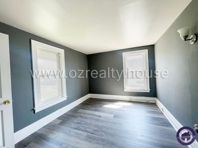 Building Photo - 1402 Prouty Ave