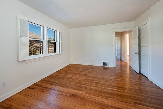 Building Photo - Gorgeously Restored Downtown Home!