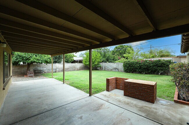 Building Photo - 1005 E Cavalier Dr