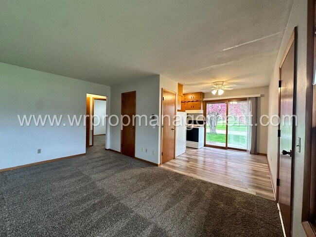 Building Photo - 400 Stamm St