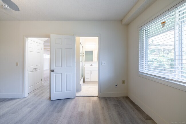 Building Photo - 206 Montoya Dr