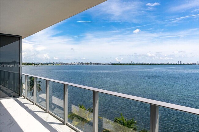 Primary Photo - 700 NE 24th St