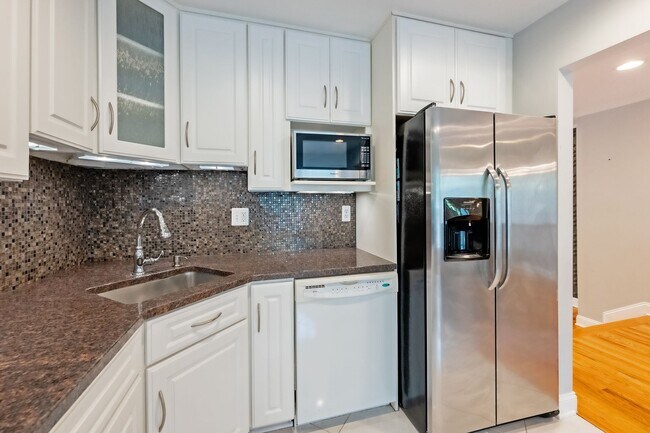 Building Photo - Great 3br 2.5 Bath Townhome in Rockville MD