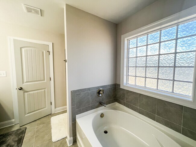 Building Photo - 172 Finch Ln