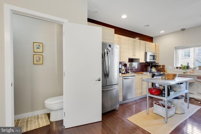 Building Photo - 221 W Girard Ave