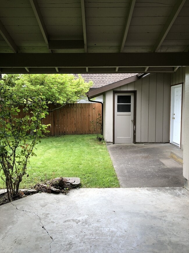 Building Photo - 800 NE 15th St