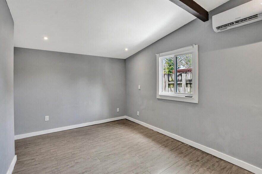 Building Photo - 4670 SW 25th Ave