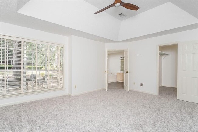 Building Photo - 561 Pine Tree Ln