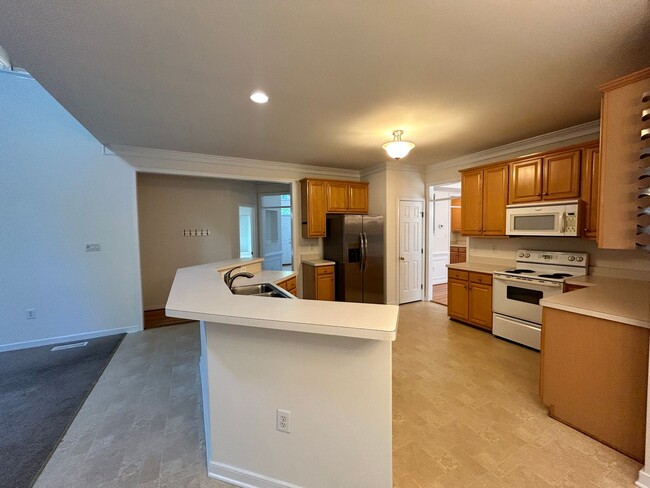 Building Photo - Beautiful 4 Bedroom, 2.5 Bathroom Home in ...