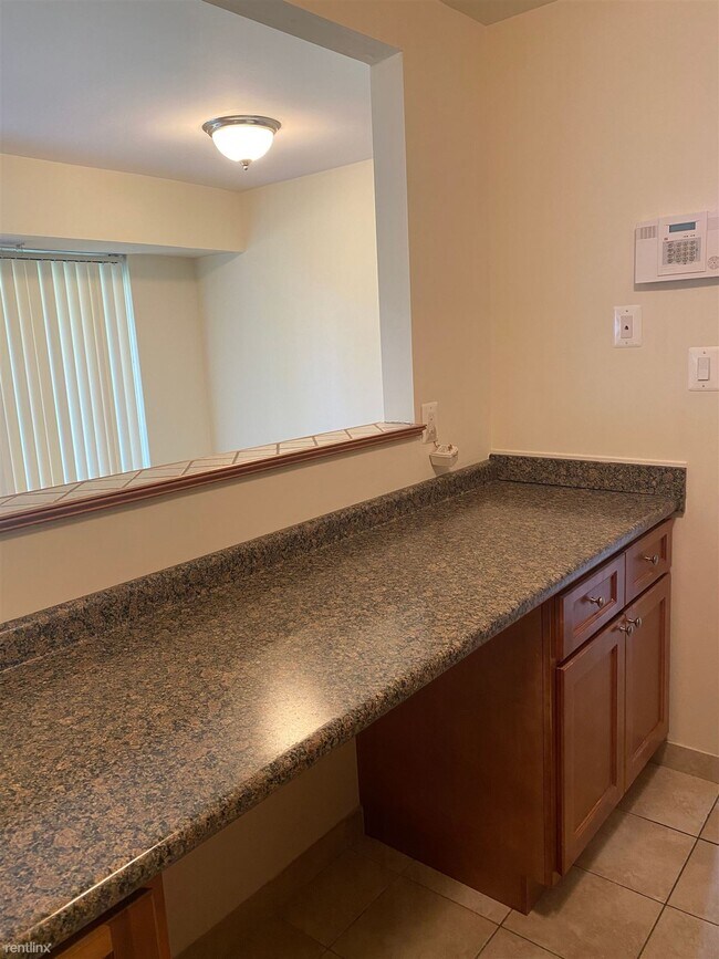 Building Photo - 3 br, 1.5 bath Condo - 6301 Hil Mar Dr Unit 1