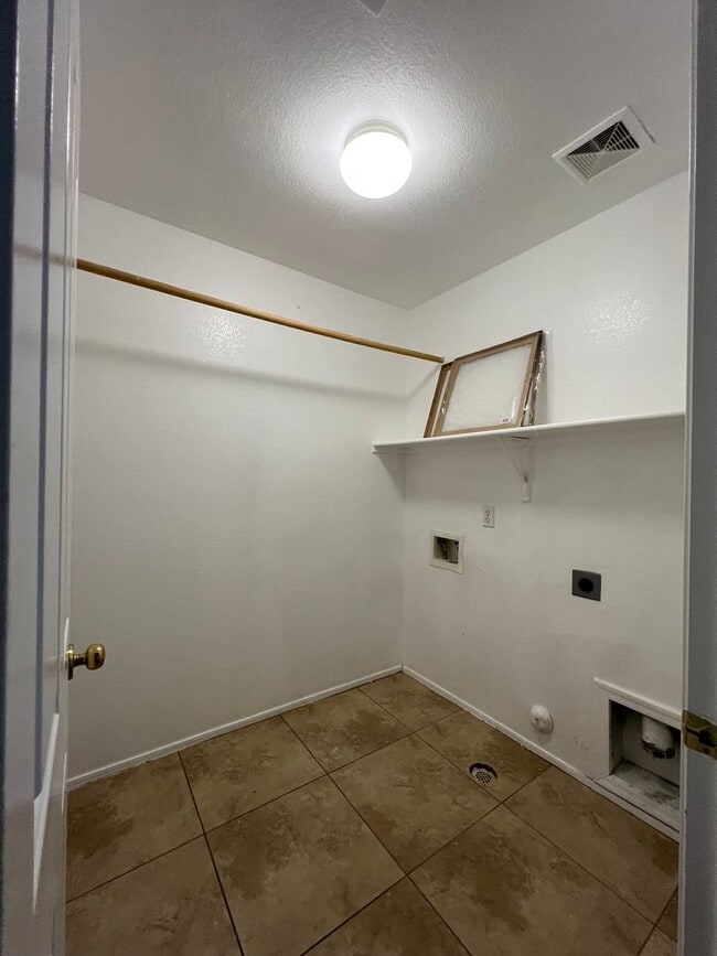 Building Photo - Highly desirable Spectrum community