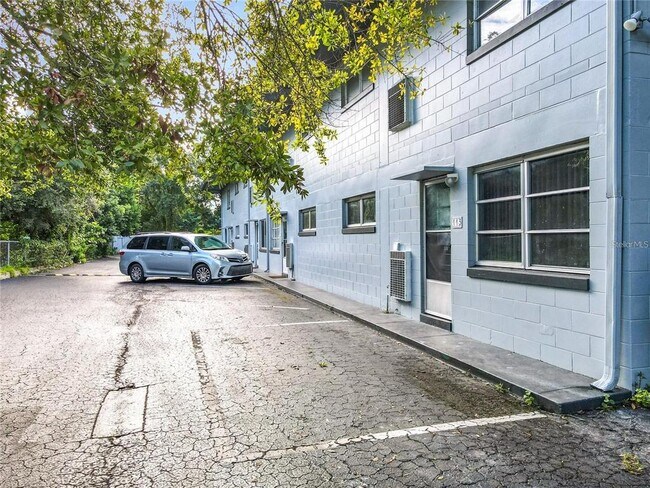 Building Photo - 825 N Primrose Dr