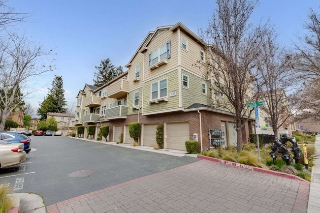 Building Photo - Stunning Top-Floor Condo with Open Layout,...