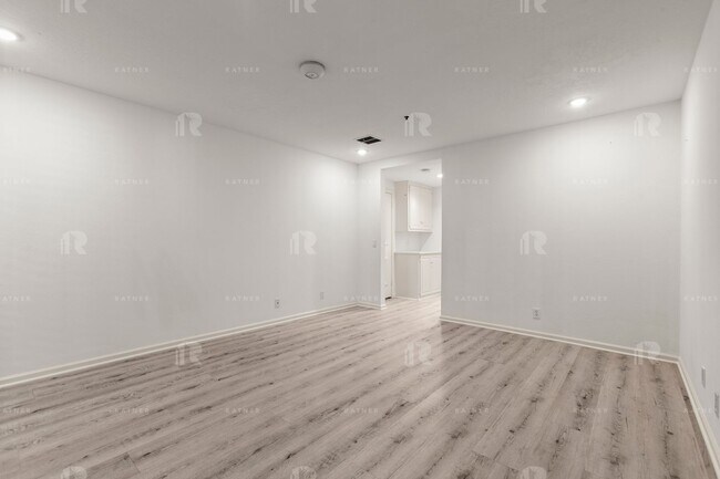 Building Photo - (Ellie:B) Promenade West – Unit #208