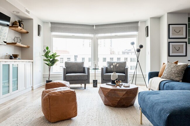 Building Photo - Gorgeous 2 Bedroom 2 Bathroom Condo in Low...
