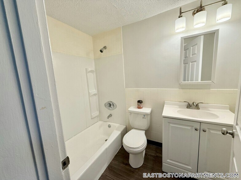 Building Photo - 298 Meridian St