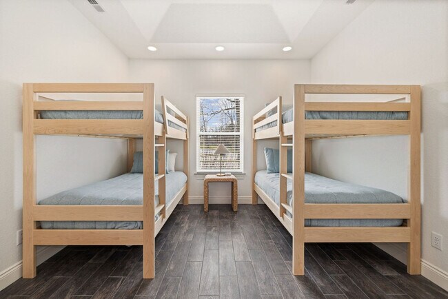 Building Photo - 802 NW D St