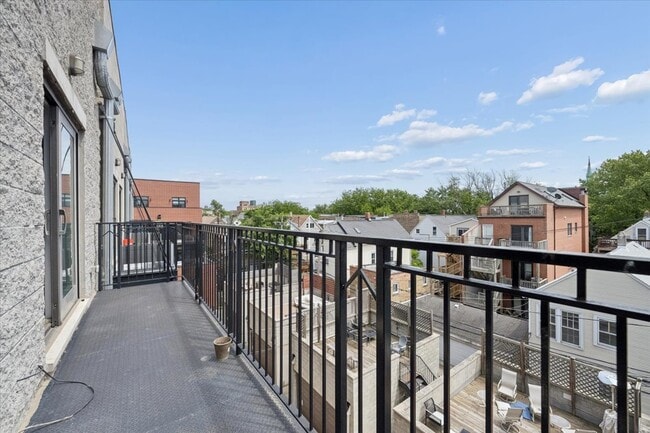 Building Photo - 1423 W Belmont Ave