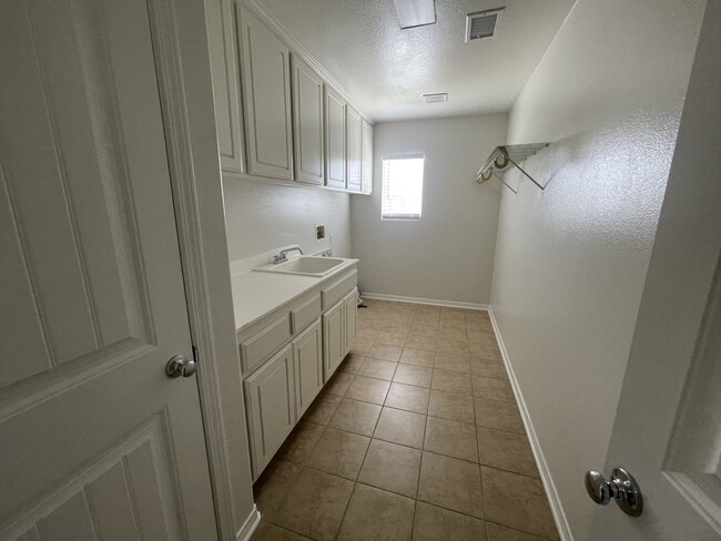 Building Photo - 37280 Parkway Dr