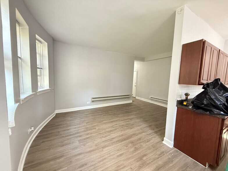 Building Photo - 4527 N Malden St
