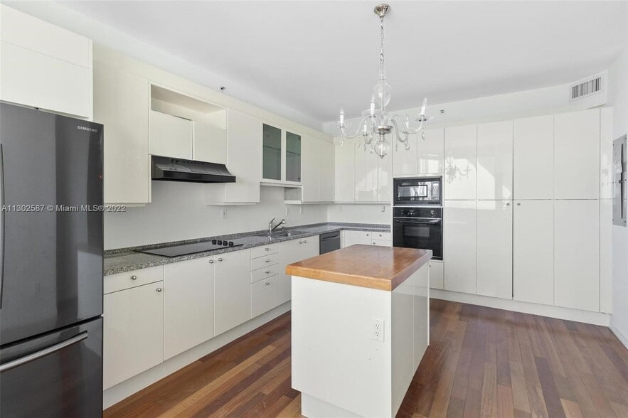 Building Photo - 300 S Pointe Dr