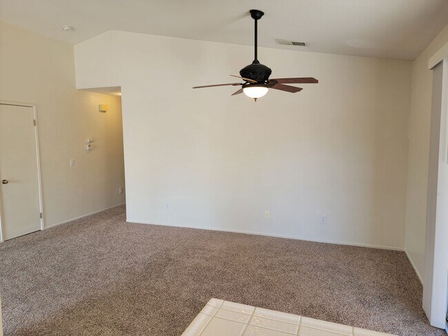 Building Photo - Single story Rosamond Home