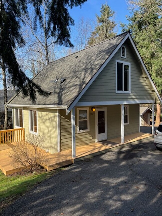 Building Photo - Welcome to this charming and inviting 3-bedroom, 1.5-bath home
