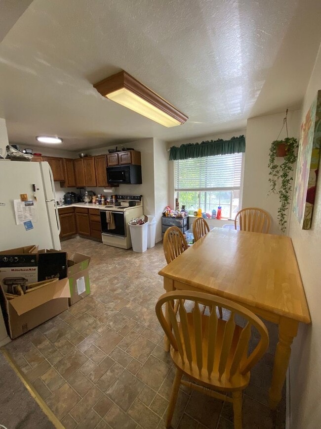 Building Photo - PRIVATE ROOM AVAILABLE NOW