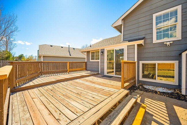 Building Photo - Stunning tri-level remodeled home in Briargate!