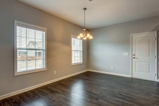 Building Photo - **PRICE DROP + 1 MONTH FREE RENT (approved...