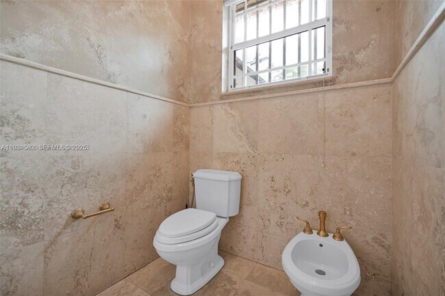 Building Photo - 5750 SW 67th Ave