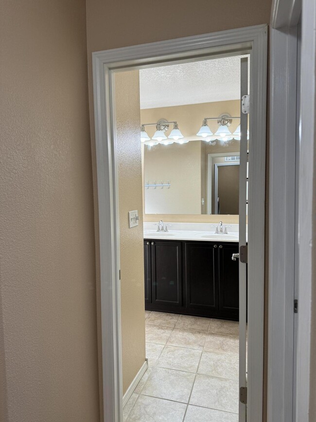 Building Photo - 10812 Fort Point Ln NE