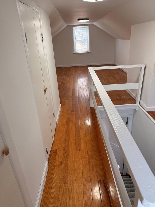 Building Photo - Charming 3 bedroom, fully furnished apartment