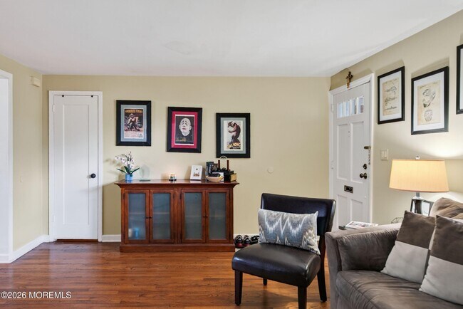 Building Photo - 11 Manor Dr