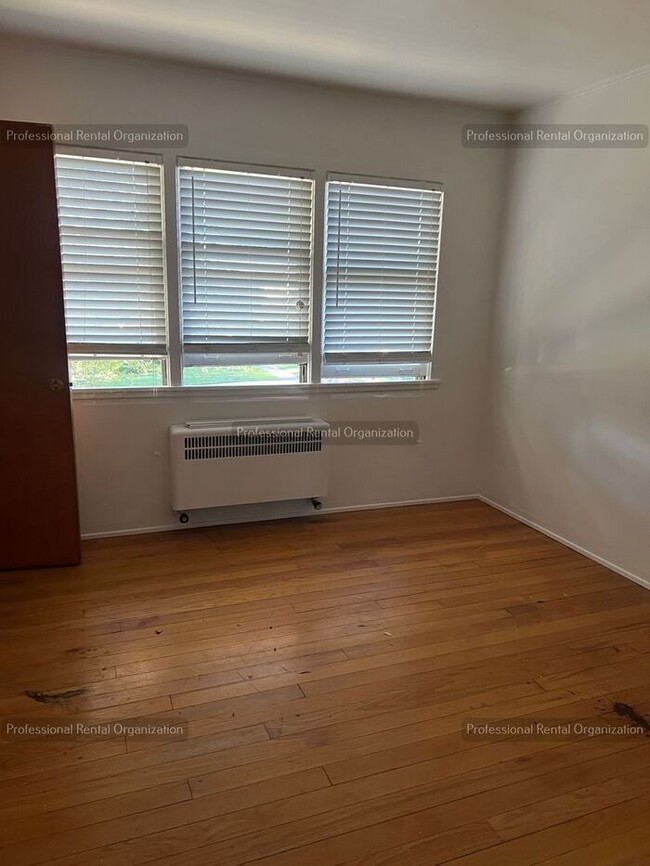Building Photo - Large Historical Mare Island Duplex Unit