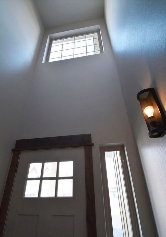 Building Photo - End Unit 3 Bedroom 2.5 Bathroom Condo