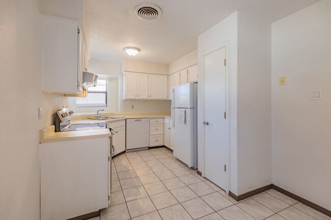 Building Photo - 3 Bedroom 2 Bath Home