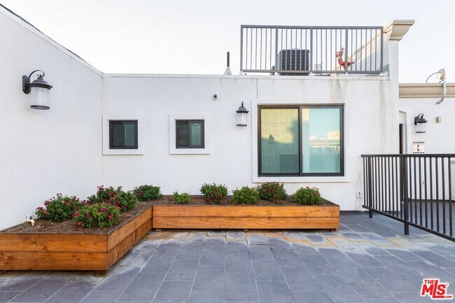 Building Photo - 843 Wilcox Ave