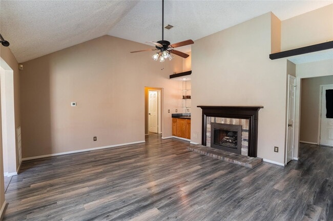 Building Photo - Spring Forest Drive, Pearland, TX 77584 - 3 BR 2 BA single-family home