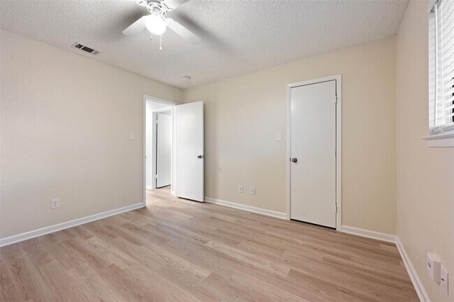 Building Photo - 608 Country Aire Dr