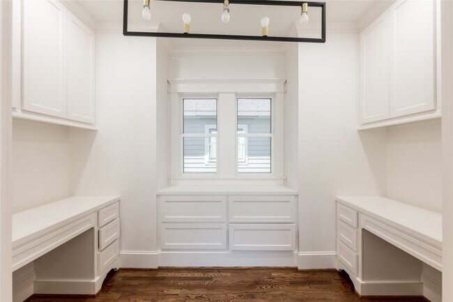 Building Photo - 828 E 28th St